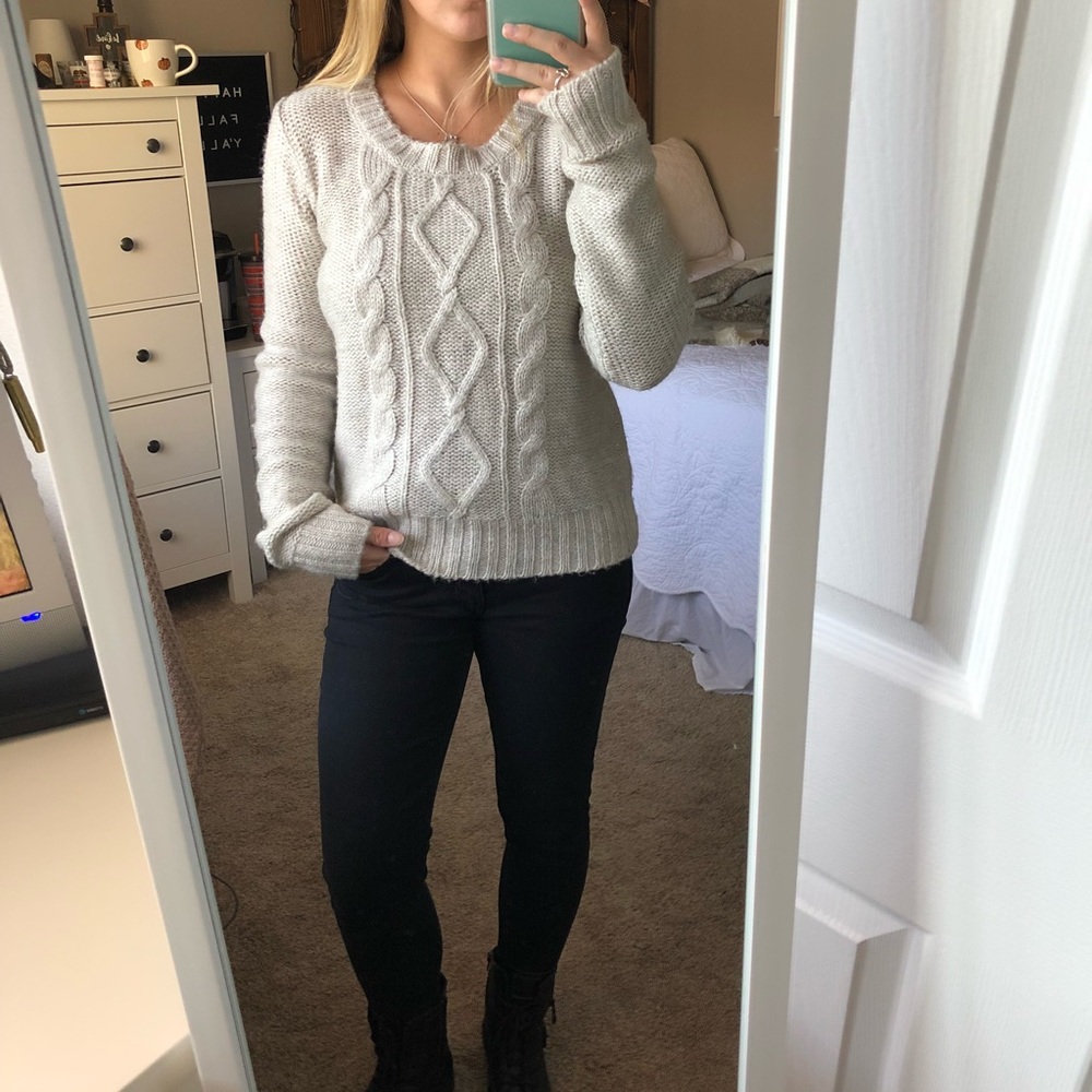 Light Gray Cable Knit Crew Neck Sweater ❄️